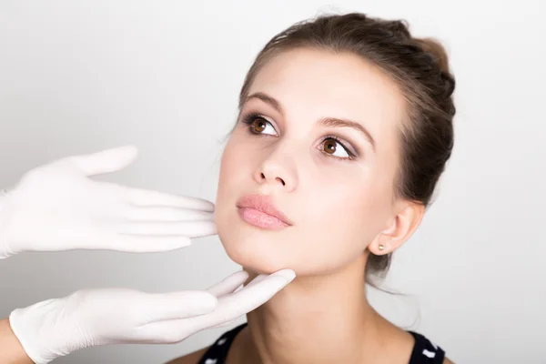 Şevval Özçelik Güzellik eller güzel genç kadın yüzü incelenmesi.