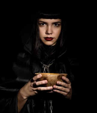 büyü bir kitap ile güzel genç cadı