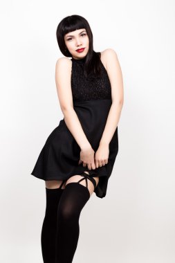 güzel genç kadın kısa siyah elbise ve siyah çorap