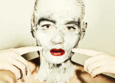 soyut sanat makyaj. Yüz ve boyun kızlar gri renkler ve parlak kırmızı dudaklar ile bulaşmış. Holi Festivali
