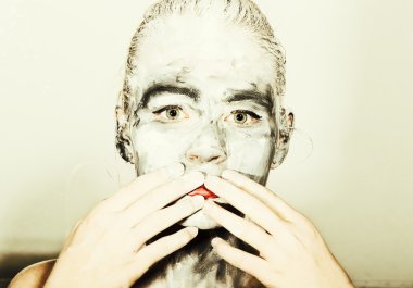 soyut sanat makyaj. Yüz ve boyun kızlar gri renkler ve parlak kırmızı dudaklar ile bulaşmış. Holi Festivali