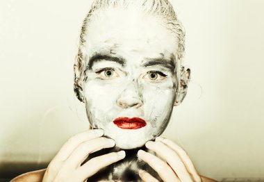 soyut sanat makyaj. Yüz ve boyun kızlar gri renkler ve parlak kırmızı dudaklar ile bulaşmış. Holi Festivali