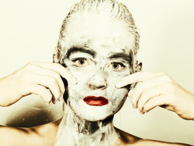 soyut sanat makyaj. Yüz ve boyun kızlar gri renkler ve parlak kırmızı dudaklar ile bulaşmış. Holi Festivali