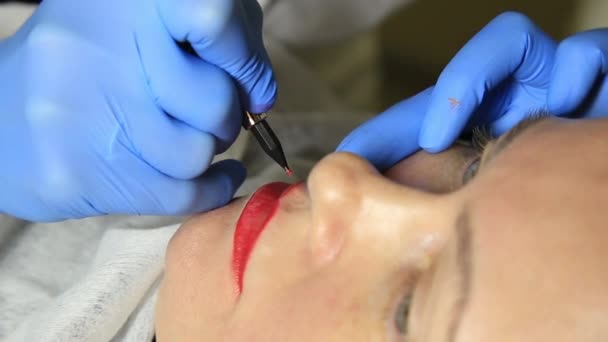Cosmetologist εφαρμογής μόνιμο μακιγιάζ. Νεαρή όμορφη γυναίκα έχοντας καλλυντικά τατουάζ στα χείλη της. Υγιή Spa — Αρχείο Βίντεο