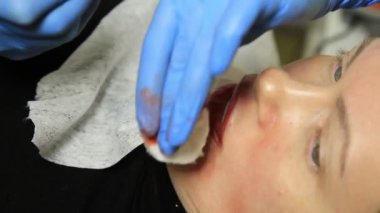 Kalıcı makyaj uygulayarak güzellik uzmanı. Kozmetik Dövme onu dudaklarından sahip genç güzel kadın. Sağlıklı Spa