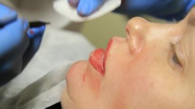 Kalıcı makyaj uygulayarak güzellik uzmanı. Kozmetik Dövme onu dudaklarından sahip genç güzel kadın. Sağlıklı Spa