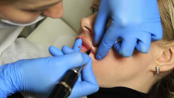 Cosmetologist εφαρμογής μόνιμο μακιγιάζ. Νεαρή όμορφη γυναίκα έχοντας καλλυντικά τατουάζ στα χείλη της. Υγιή Spa — Αρχείο Βίντεο