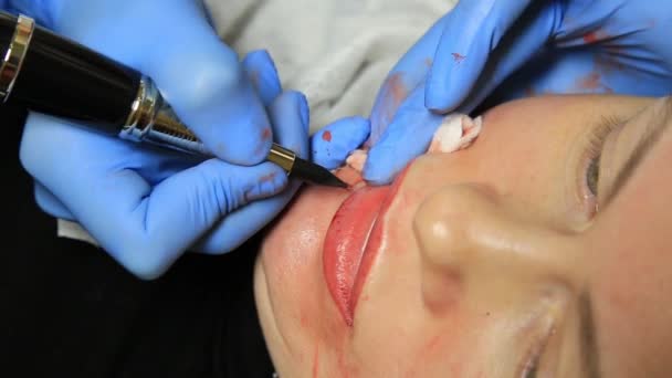 Schoonheidsspecialist permanente make-up toe te passen. Mooie jongedame met cosmetische tatoeage op haar lippen. Gezonde Spa — Stockvideo