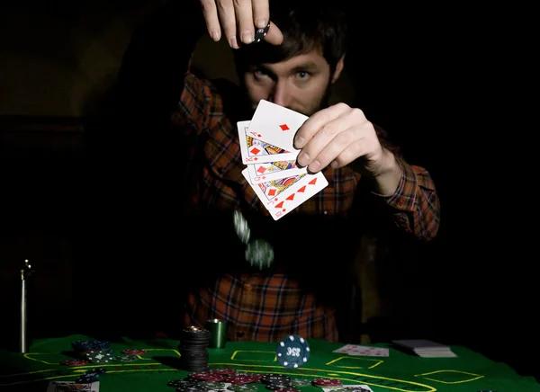 Giocatore di poker maschile detiene cinque carte, combinazione vincente. su uno sfondo scuro — Foto Stock