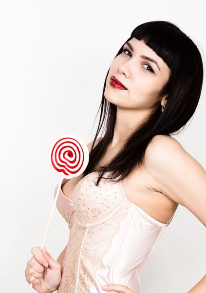 Ritratto di felice bella giovane donna leccare caramelle dolci ed esprimere emozioni diverse — Foto Stock