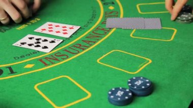 Casino masa poker oyuncu eli ve iskambil ile
