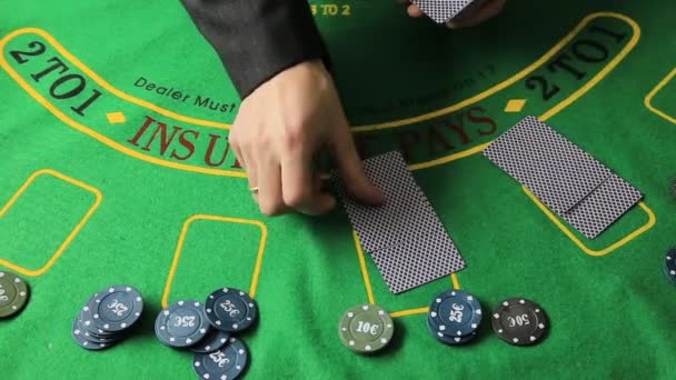 Mesa de casino con manos de jugador de póquer y cartas — Vídeo de stock