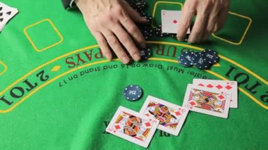 Casino masa poker oyuncu eli ve iskambil ile