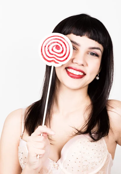 Retrato de feliz hermosa joven lamiendo dulces dulces y expresando diferentes emociones — Foto de Stock