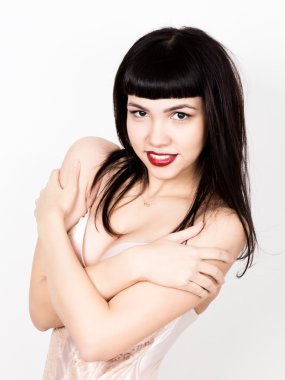 Ayakta bir korse, güzel genç kadın portresi çıplak omuz ile döndü. kameraya poz