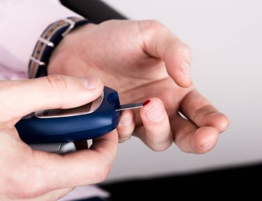 Glikoz düzeyi kan ultra mini Şeker Ölçüm ve küçük damla kanı parmak ve test şeritler kullanarak test ölçüm. Bağımlı ilk yazın diyabet hastası.