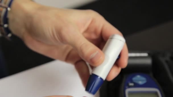 Messung des Blutzuckerspiegels mittels Ultra-Mini-Glukometer und kleinem Tropfen Blut aus Finger und Teststreifen. Abhängiger erster Typ Diabetes-Patient. — Stockvideo