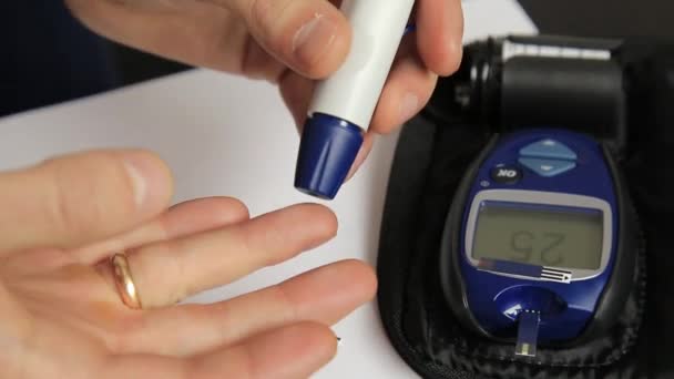 Medir el nivel de glucosa en la sangre usando un ultra mini glucosímetro y una pequeña gota de sangre de las tiras de los dedos y las pruebas. Paciente dependiente con diabetes de primer tipo . — Vídeos de Stock