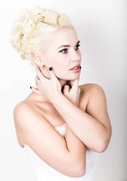 Schöne blonde Braut trägt weißes Kleid mit professionellem Make-up — Stockfoto