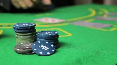 Casino masa poker oyuncu eli ve iskambil ile