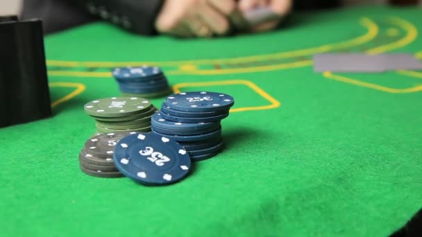 Casino tafel met poker speler handen en speelkaart — Stockvideo