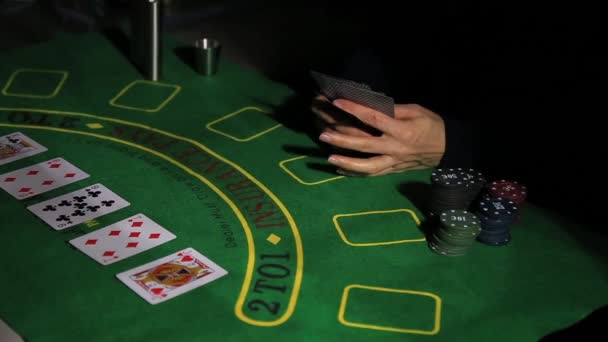 Mesa de casino com mãos de jogador de poker e cartas de jogo — Vídeo de Stock