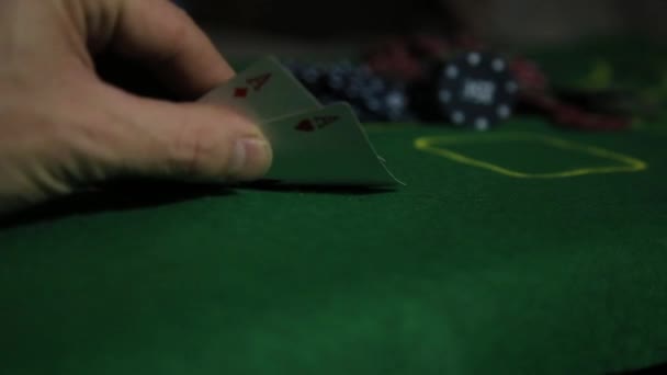 Mesa de casino con manos de jugador de póquer y cartas — Vídeos de Stock