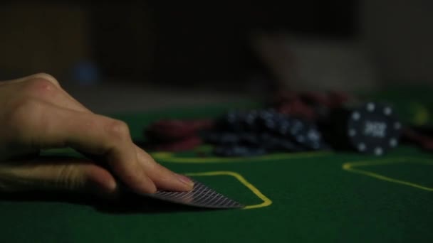 Casino-Tisch mit Pokerspieler-Händen und Spielkarte — Stockvideo