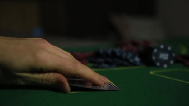 Tabulka kasino poker hráč rukama a hrací karta — Stock video