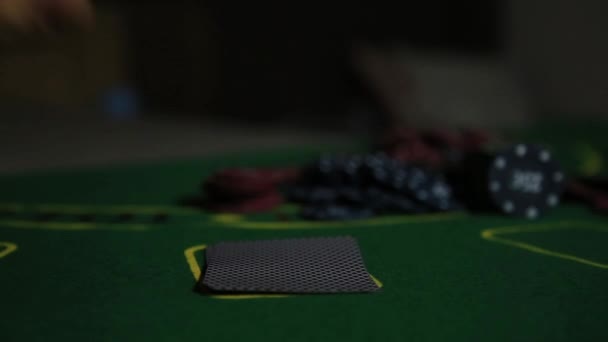 Tavolo da casinò con mani di giocatori di poker e carte da gioco — Video Stock