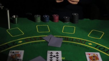 Casino masa poker oyuncu eli ve oyun kağıdı. Kadın var kazanan bir kombinasyonu