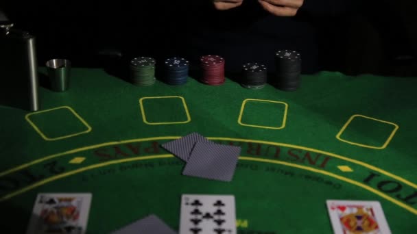 Tavolo da casinò con mani di giocatori di poker e carte da gioco. Donna hanno una combinazione vincente — Video Stock