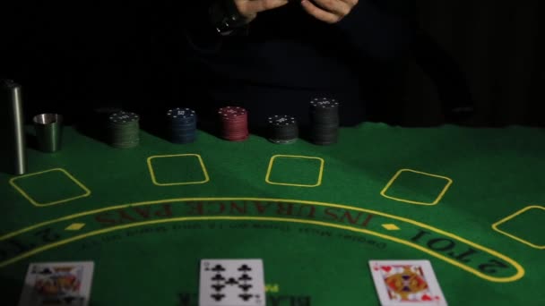 Καζίνο στο τραπέζι με τα χέρια των παικτών πόκερ και τραπουλόχαρτο. Γυναίκα έχει έναν συνδυασμό νίκης — Αρχείο Βίντεο