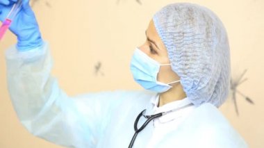 tüp bebek tutan tıbbi üniformalı kadın doktor