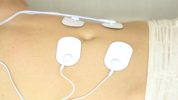 Szakmai elektroterápia nő testén. izom összehúzódása hatása alatt az elektromos áram. közeli betegek gyomor — Stock videók
