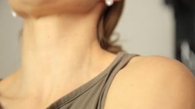 Kadının yakın çekim shot dumbbells asansörleri omuz için kullanır. Spor kavramı