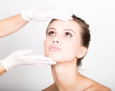 Şevval Özçelik Güzellik eller güzel genç kadın yüzü incelenmesi.