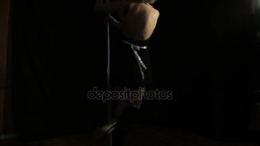 Seksi iç çamaşırı sıcak genç kadın şehvetli kutup dans gerçekleştirir. Dansçı