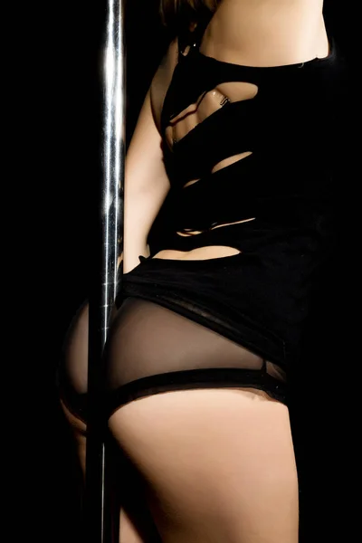 Hot νεαρή γυναίκα κώλο σε σέξι εσώρουχα εκτελεί αισθησιακό pole χορού. Go-Go χορεύτρια — Φωτογραφία Αρχείου