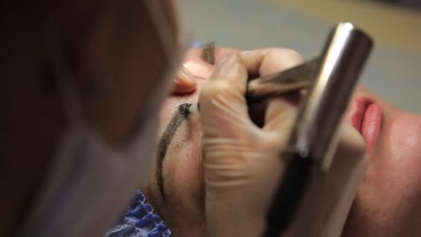 Kosmetolog permanent makeup. Gammal vacker kvinna att ha kosmetisk tatuering på hennes ögonbryn. Skönhetssalong för kvinnor. Kosmetisk tatuering. — Stockvideo