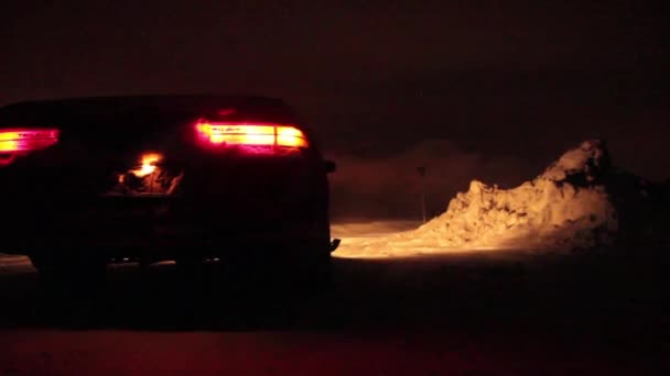 Carro fica na beira da estrada, piscando luzes de emergência — Vídeo de Stock