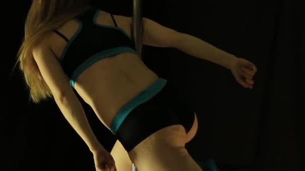 Mujer joven caliente en lencería sexy realiza sensual pole dance. Bailarina Go-go en discoteca — Vídeos de Stock