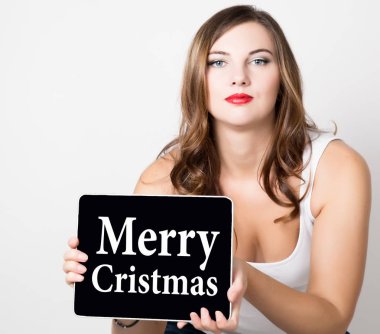 Neşeli Noel sanal ekran üzerinde yazılı. çıplak omuz pc tablet holding ile güzel bir kadın. teknolojisi, Internet ve ağ kavramı.