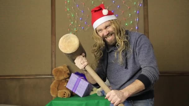 Kwaad dwerg of slechte santa geschenken bewakers met een houten hamer — Stockvideo