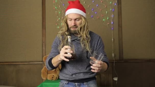 Kwaad dwerg of slechte santa praten over een telefoon en brandy uit een glas drinken — Stockvideo