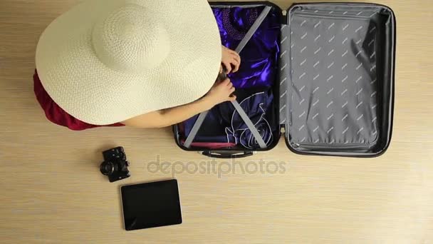 Jonge vrouw zenuwachtig op zoek naar smartphone in een bagage, meisje gooit dingen uit de koffer — Stockvideo