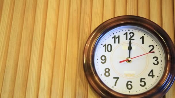 Time-lapse tijd vliegt. Tijd loopt snel op de klok van de muur. Video symboliseert snel vliegen van tijd. — Stockvideo