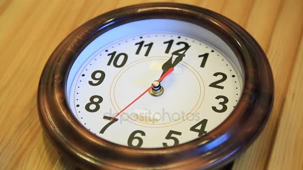Time lapse El tiempo vuela. El tiempo corre rápido en el reloj de pared. vídeo que simboliza las moscas rápidas del tiempo . — Vídeo de stock