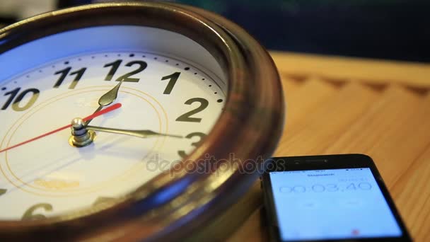 Weergave van close-up klok en stopwatch op een smartphone. man begint een stopwatch — Stockvideo