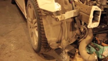 yakın çekim araba motoru garajda patladı